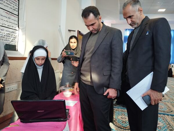  نمایشگاه دست‌سازه‌ها و فعالیت‌های پژوهشی در دبستان شقایق‌ها شهرستان ملارد