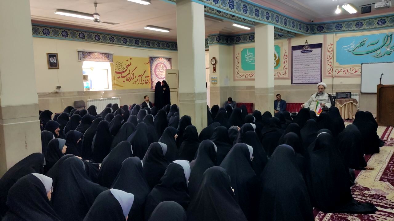 نشست تبیینی و روشنگری در دبیرستان معارف زاهدان برگزار شد