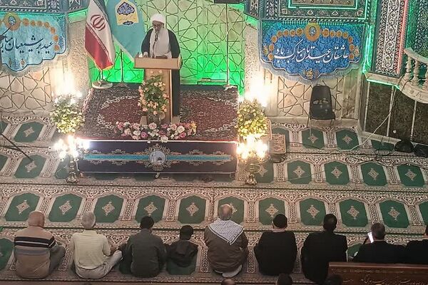 حضور پرشور دانش‌آموزان و فرهنگیان در نماز جمعه این هفته شهرستان ورامین