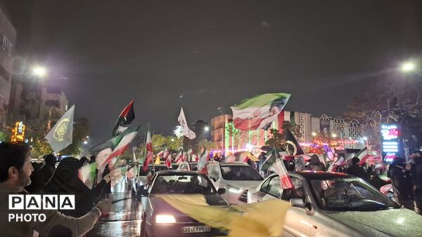 اجتماع پرشور مردم مشهد در خیابان هاشمیه با وجود بارش باران