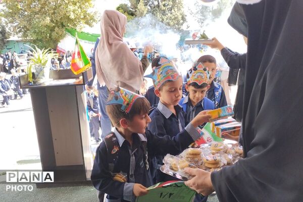 جشن شکوفه‌ها در مدرسه ۱۲ بهمن بهارستان دو