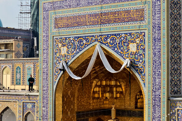 نصب کتیبه شهادت حضرت موسی بن جعفر علیه‌السلام در حرم مطهر رضوی