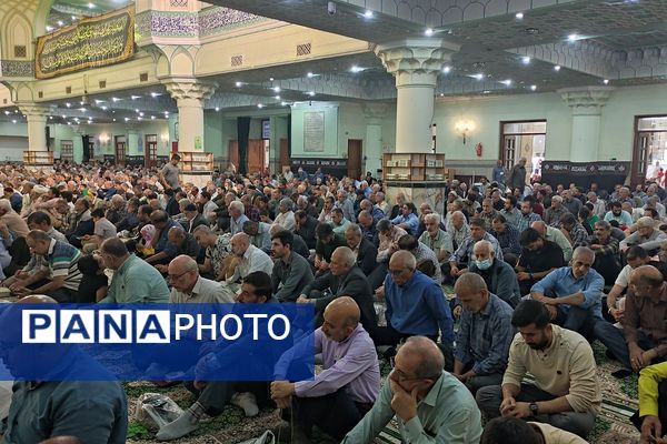 حضور مدیر آموزش و پرورش ناحیه دو شهرری در کنار دانش آموزان در نماز جمعه 
