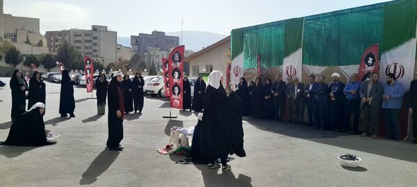 نمایش خیابانی دانش‌آموزان دختر استان البرز به مناسبت هفته دفاع مقدس 