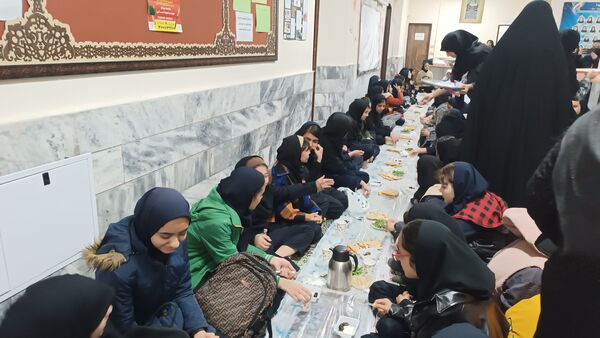 برپایی سفره افطاری در دبیرستان عطیه ناحیه هفت 