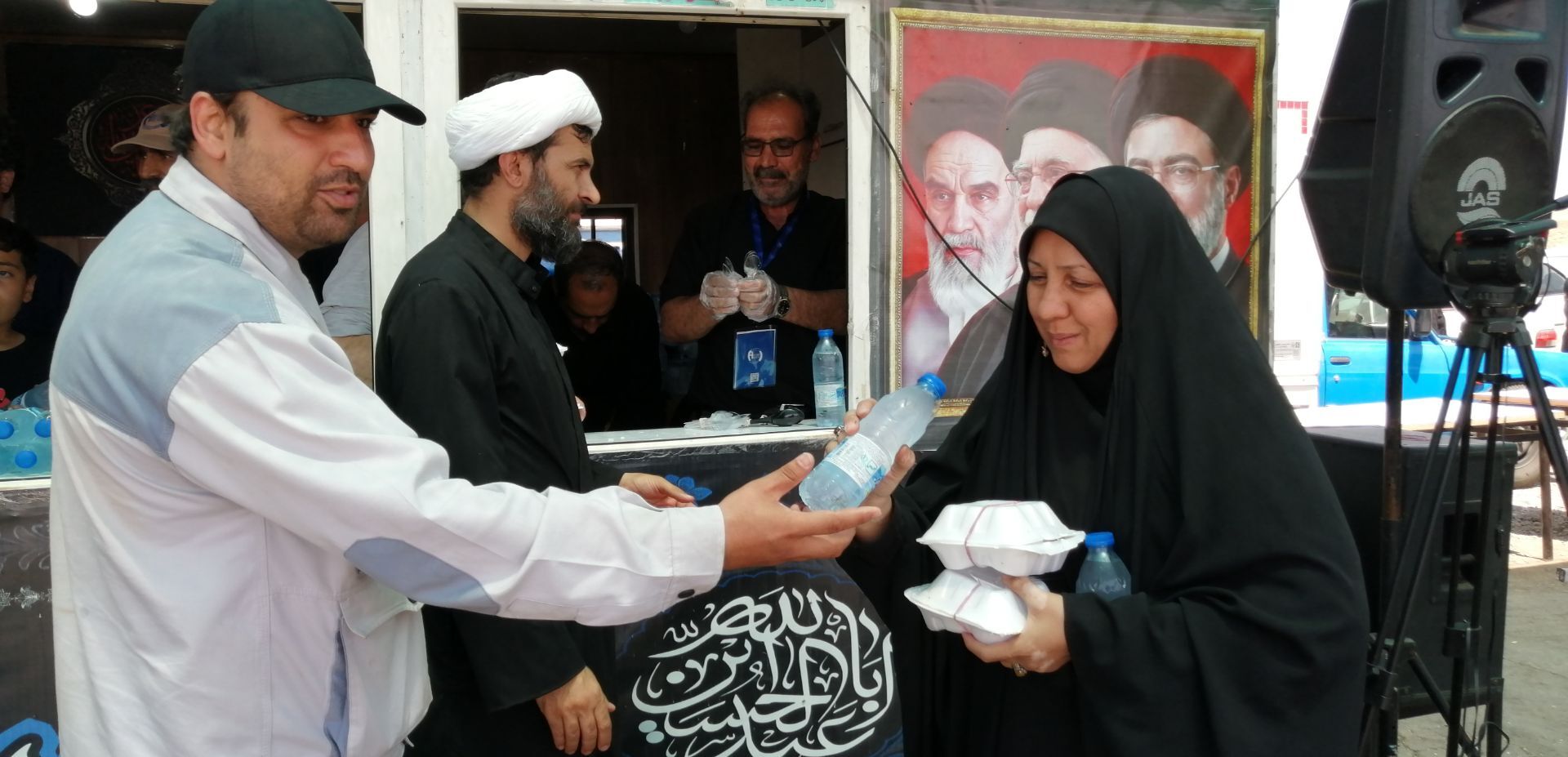 خدمت‌رسانی موکب سیمان آبیک در مسیر زائران؛ همراهی خادمان در پذیرایی و بدرقه
