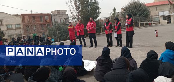 کارگاه آموزشی آشنایی با اصول ایمنی و اطفاء حریق در هنرستان آفرینش پردیس 