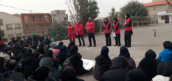 کارگاه آموزشی آشنایی با اصول ایمنی و اطفاء حریق در هنرستان آفرینش پردیس 