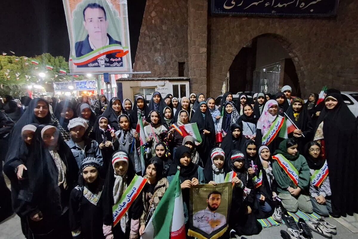 اهدای هدیه به دختران انقلابی دبستان حاتم ناحیه دو شهرری در میدان نماز 
