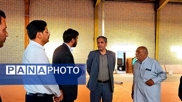 فرماندار کاشمر از سالن و چمن مصنوعی روستای قوژد بازدید کرد
