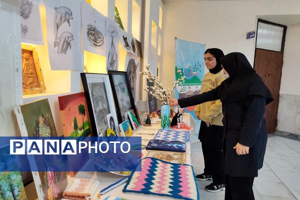 نمایشگاه صنایع و هنرهای دستی، تجسمی دانش‌آموزان در مدرسه دخترانه اندیشه یک اردبیل