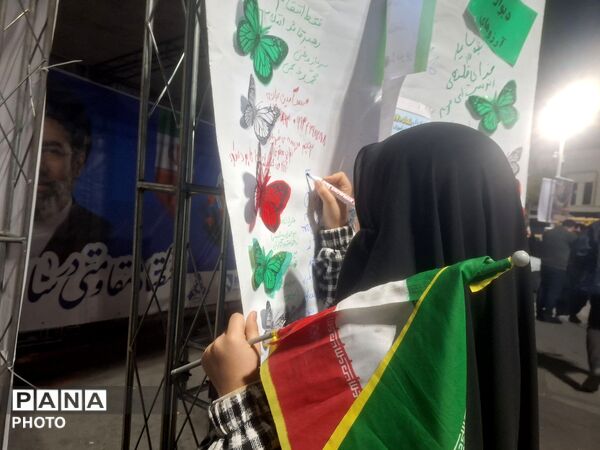 دیوار آرزوها با دلنوشته‌های آرمانی دانش‌آموزان 