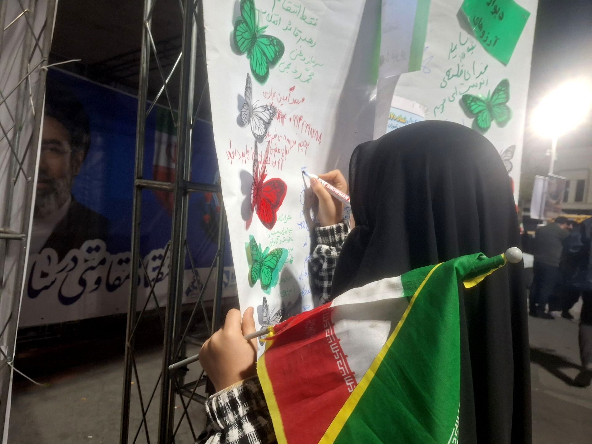 دیوار آرزوها با دلنوشته‌های آرمانی دانش‌آموزان 