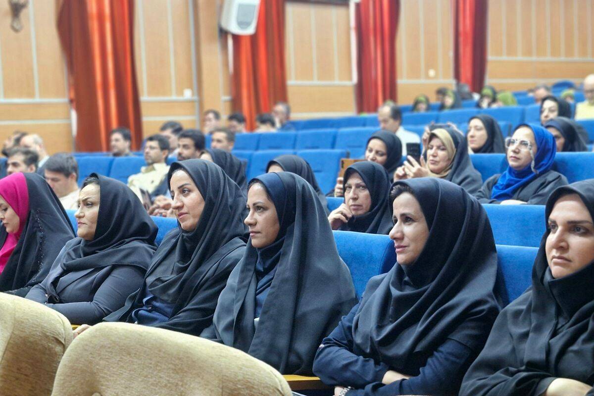 آیین تقدیر از مشاوران و رابطین مشاورین در قرچک