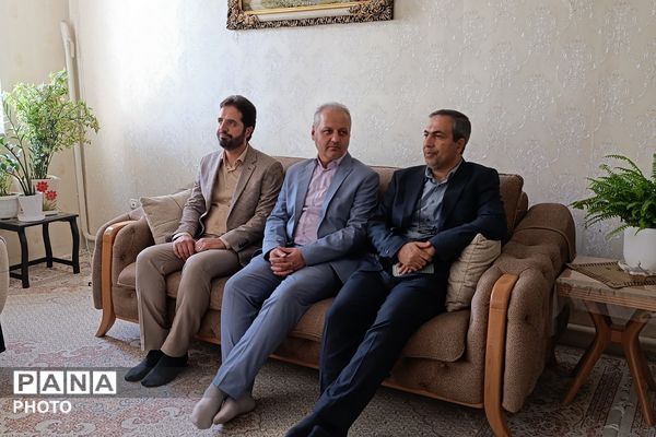 در خانه‌های روشن از یاد شهیدان، مدیر آموزش و پرورش شهرستان شهریار درس ایثار را مرور کرد