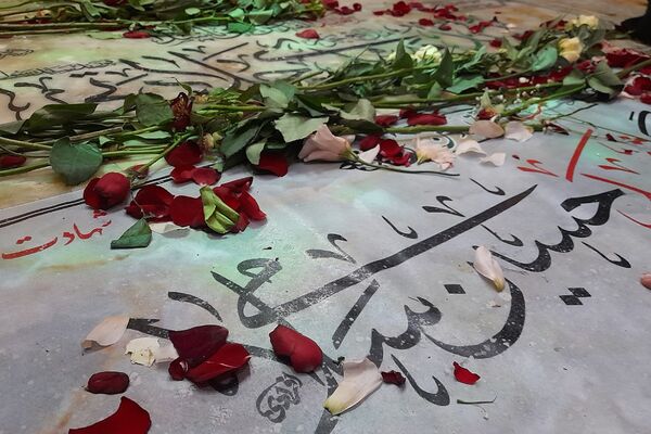 در آغوش زمین، شهیدانی آرمیده‌اند که با جوهر خون، سند حق و حقیقت را امضا کردند