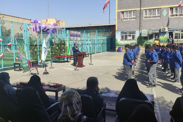 برگزاری مراسم افتتاحیه زمین چمن مصنوعی در دبیرستان شاهد علامه طباطبایی ناحیه دو شهرری 
