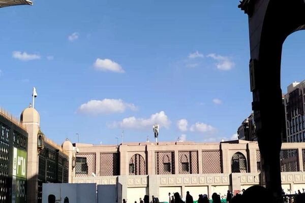 از پشت میز نیمکت تا زیر آسمان مدینه