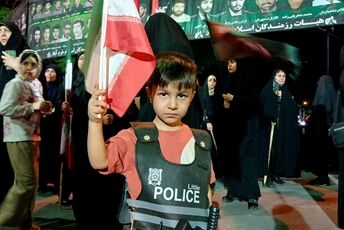 در آستانه ماه محرم، یاد رهبر شهید در تجمعات شبانه زنده شد