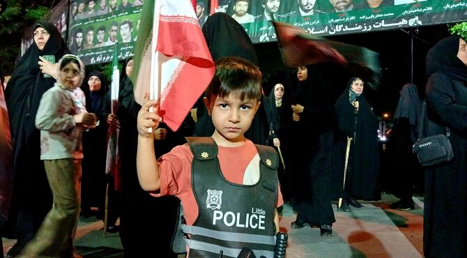 در آستانه ماه محرم، یاد رهبر شهید در تجمعات شبانه زنده شد