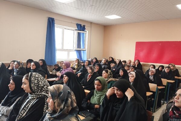 جلسه انجمن و اولیا در دبیرستان فاطمه آهنچی مشهد