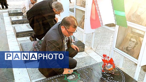 دولتمردان غبار از مزار شهدا برداشتند 