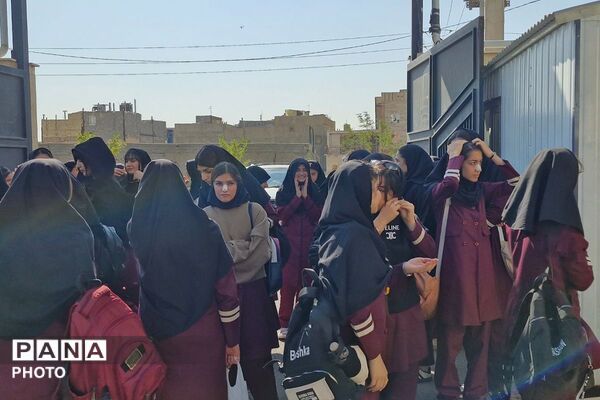 حضور پرشور دانش‌آموزان هنرستان کبری زرگران ملارد در مسابقات لیگ برتر فوتسال بانوان