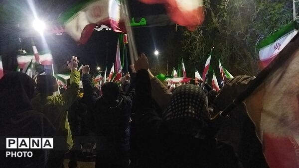 حضور وطن دوستان  نیشابوری زیر باران رحمت در سی و هشتمین شب از اجتماعات مردمی 