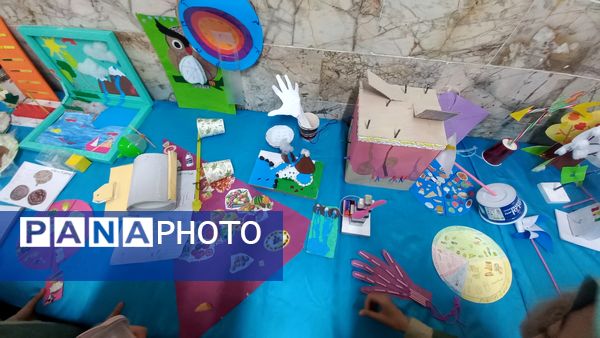 نمایشگاه هفته پژوهش در دبستان شاهد تحقیقی ناحیه ۶ مشهد مقدس