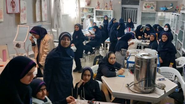 کارسوق سازه های سرنگی در دبیرستان دخترانه شاهدبحرینیان ناحیه۴ اصفهان