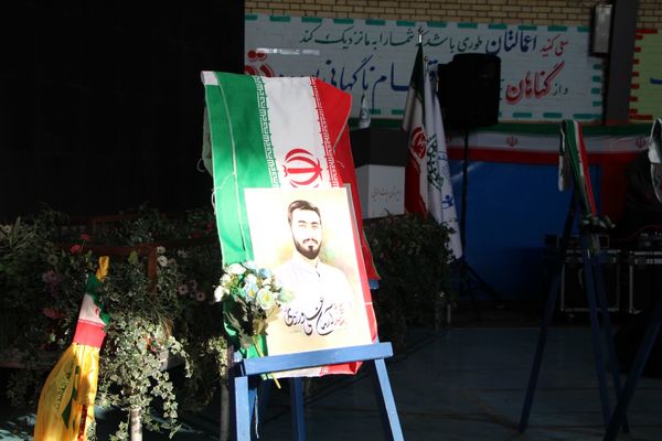 هم‌سرایی هزار نفری دانش‌آموزان یاور انقلاب در اسلامشهر