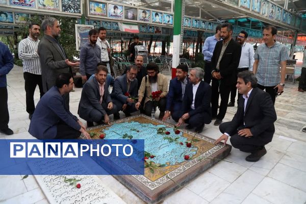 آیین غبارروبی مزار شهدا با حضور اصحاب رسانه در قم