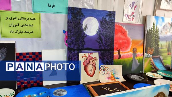 نمایشگاه هنری دانش آموزان در دبیرستان مهردخت 