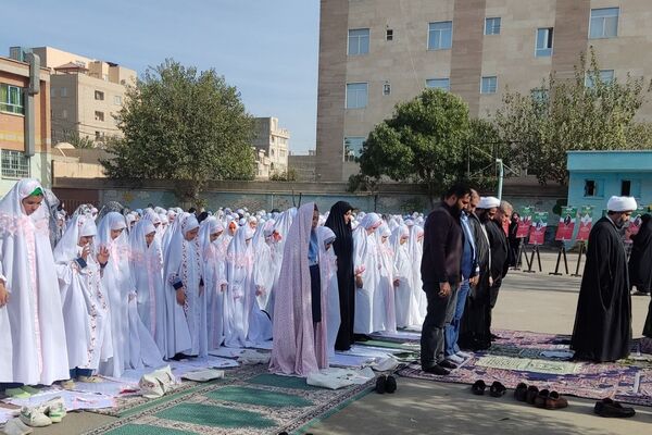 برپایی نماز جماعت مدارس کهریزک با حضور امام جمعه منطقه 