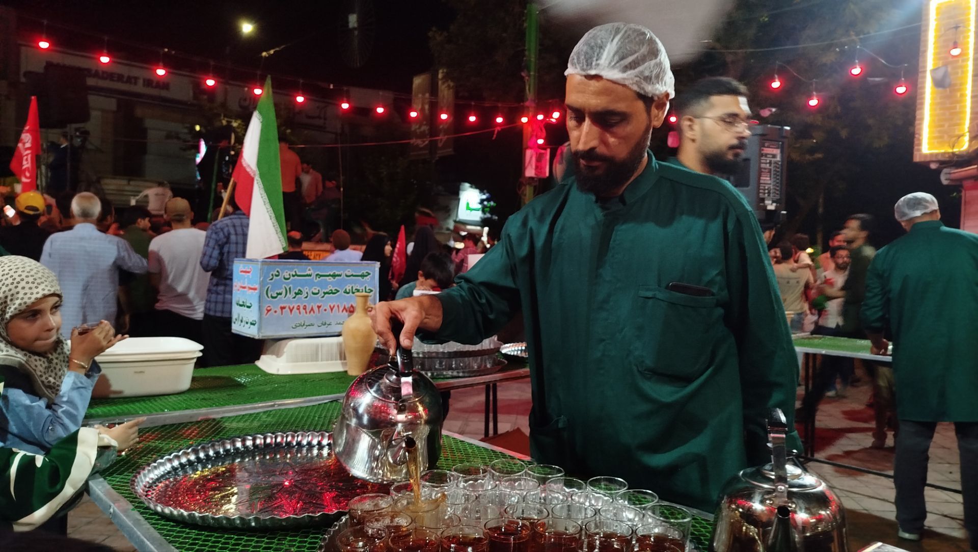 در یاد ۱۶۸ شهید، در خدمت عزاداران؛ حضور پررنگ چایخانه حضرت زهرا در اجتماع ۱۶۸ شب نیشابور