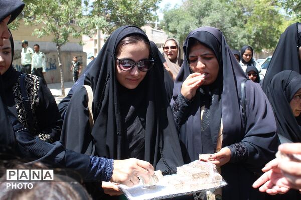 همزمان با اربعین حسینی، مردم فاروج در سوگ سیدالشهدا(ع) به خیابان‌ها آمدند