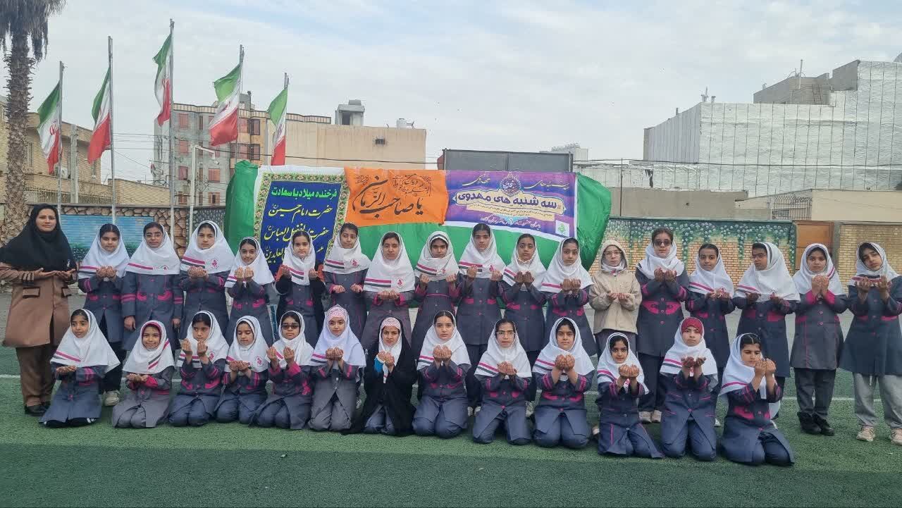 مدرسه‌ای به رنگ انتظار؛ جشن مهدوی در قاب لبخند دانش‌آموزان