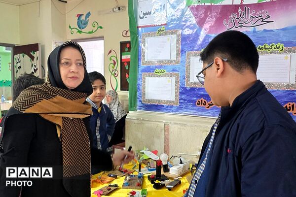 نمایشگاه دست سازه‌های دانش آموزی در دبستان پانزده خرداد ناحیه دو شهرری 