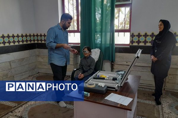 حضور پزشکان خیریه امام حسن عسگری برای غربالگری دانش آموزان دبستان میرشفیعی ها امری جهادی