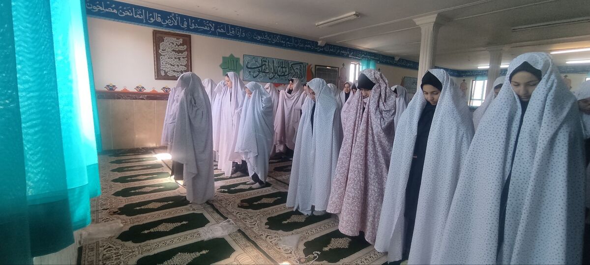 نماز، ستون دین و آرامش دل‌ها است