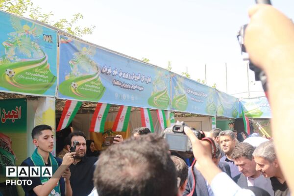 بازدید مدیرکل آموزش‌وپرورش تهران از غرفه سازمان دانش‌آموزی در آیین افتتاحیه اوقات فراغت