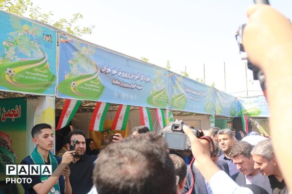 بازدید مدیرکل آموزش‌وپرورش تهران از غرفه سازمان دانش‌آموزی در آیین افتتاحیه اوقات فراغت