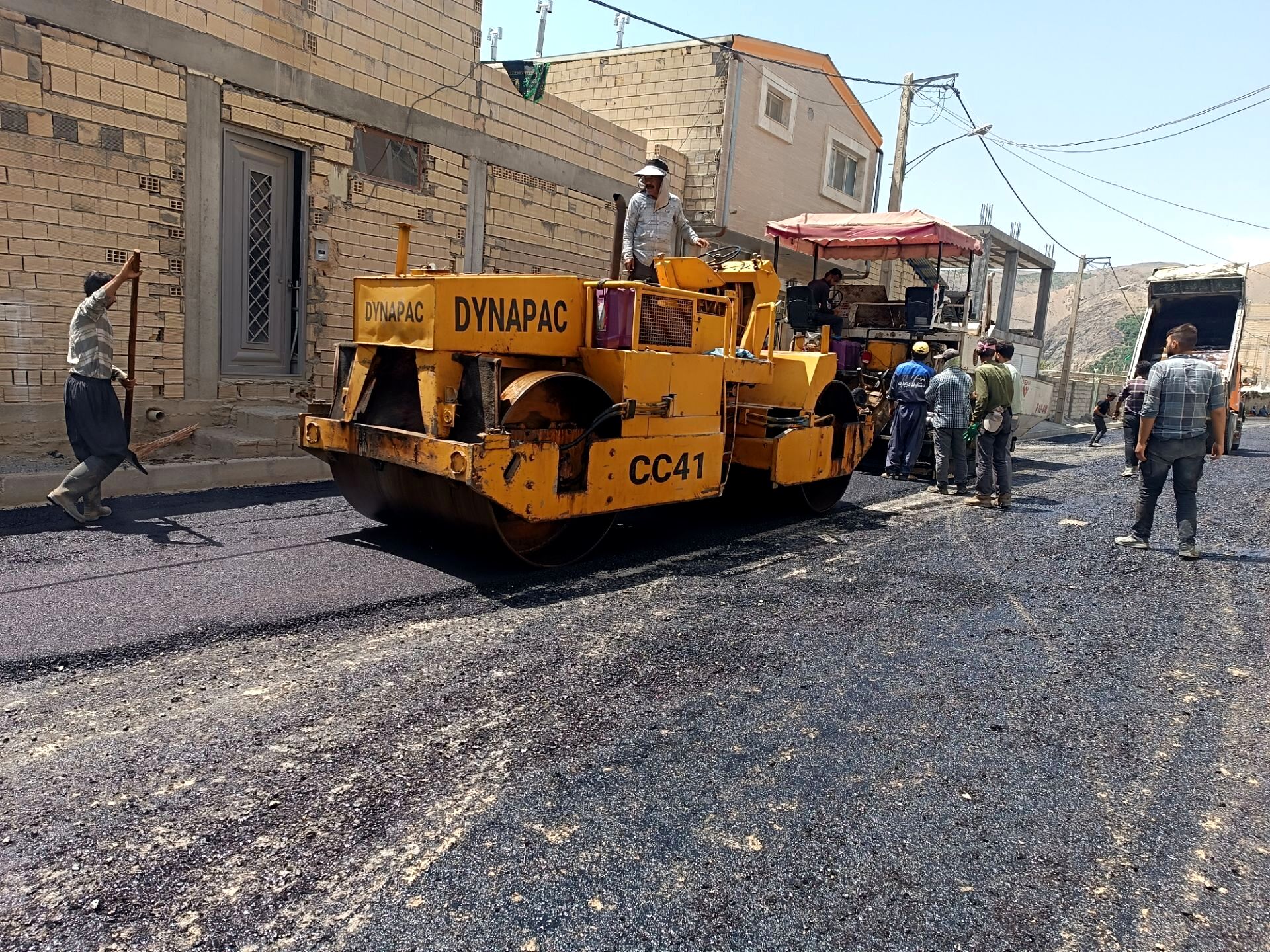 اجرای پروژه آسفالت ریزی در روستای مارکده
