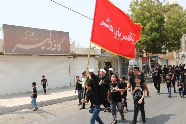 دسته‌روی عزاداران شهرستان بندرخمیر در آیین تاسوعای حسینی
