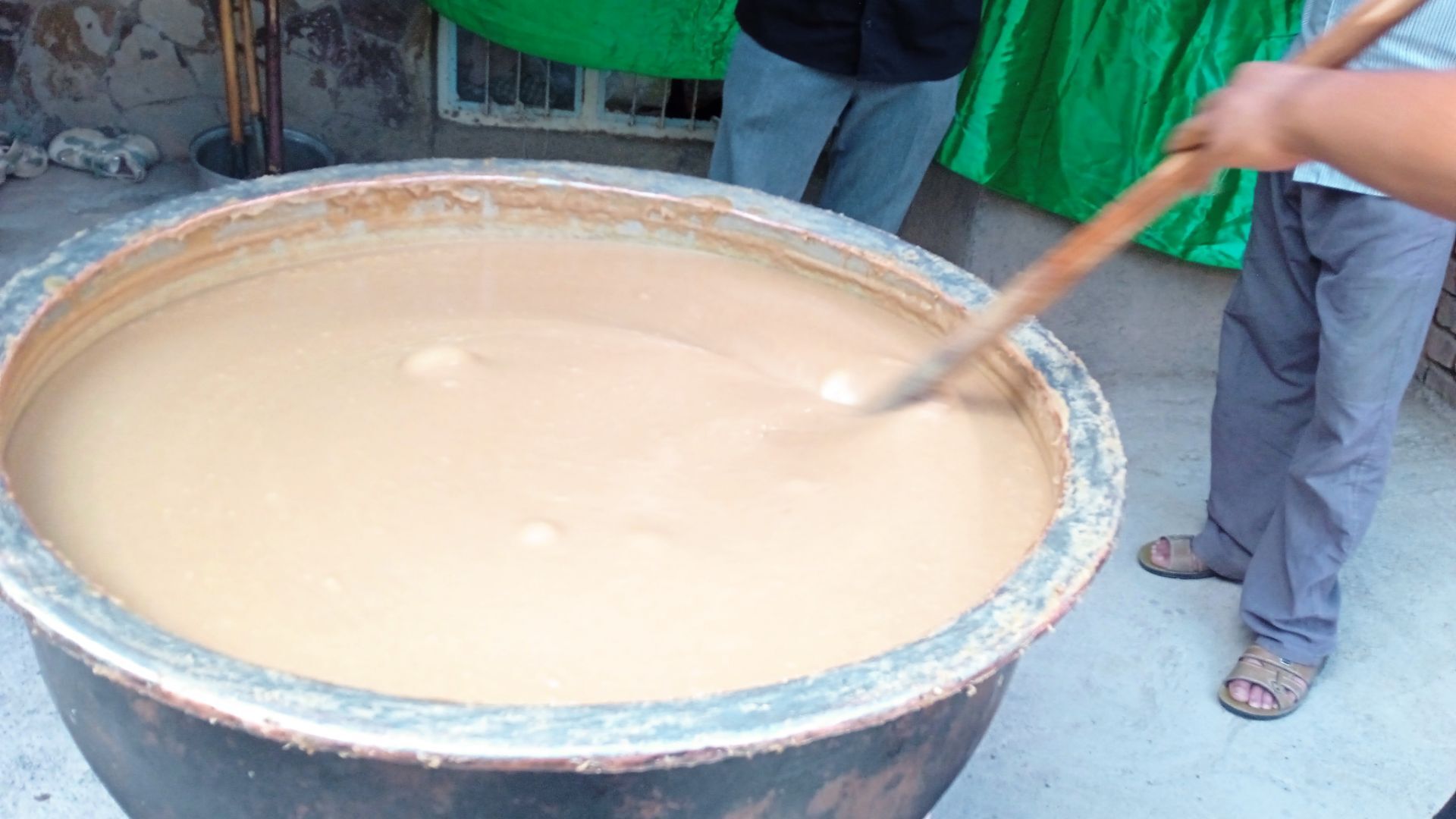 برپایی دیگ نذری حضرت زینب (س) در  روستای فدافن 
