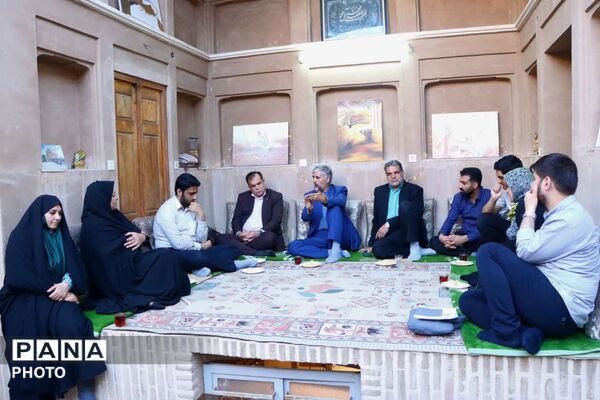دیدار صمیمی معاون فعالیت‌های دانش‌آموزی سازمان دانش‌آموزی کشور با مسئولان یزد