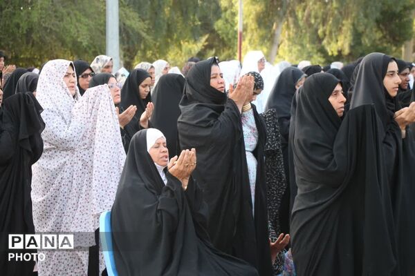 طنین نماز عید قربان در بقعه متبرک امامزاده شاه قطب‌الدین حیدر (ع) رودان
