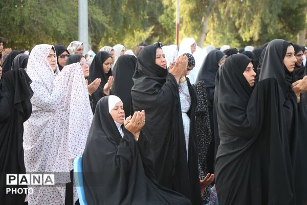طنین نماز عید قربان در بقعه متبرک امامزاده شاه قطب‌الدین حیدر (ع) رودان