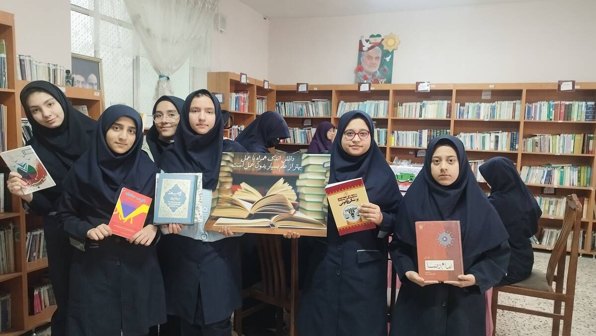 صدای ورق زدن کتاب، نوای دبیرستان شاهد تکتم در هفته کتاب