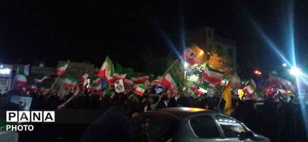  مردم در خیابان‌ها با پرچم ایران، با آرمان‌های انقلاب تجدید پیمان کردند